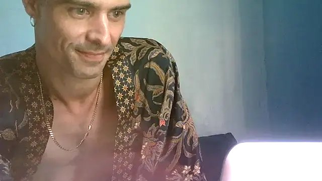 houseofbrats online show from July 16, 5:02 am