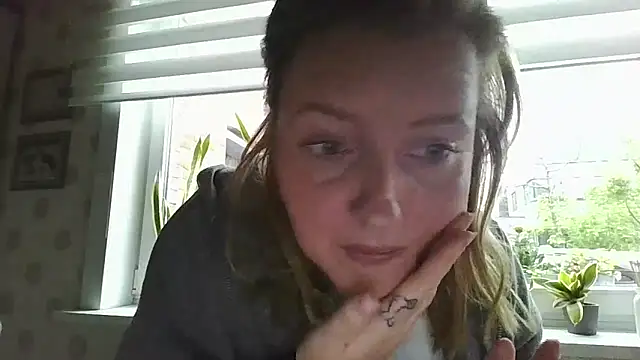 LiquidLeonie online show from May 6, 6:52 am