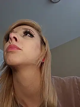 AmethystFoxx online show from April 17, 6:00 pm