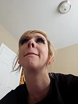 AmethystFoxx online show from April 18, 5:17 pm