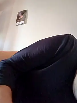 Snapshot of makau1 chatting on February 15, 12:54 pm makau1 online show from February 15, 12:54 pm