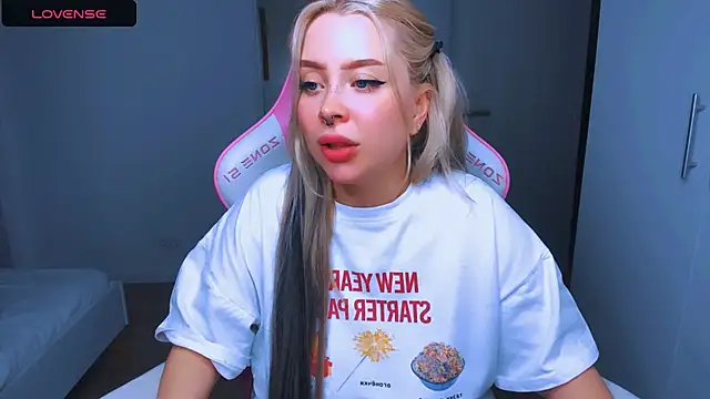 MonaLauu online show from January 11, 2:04 pm