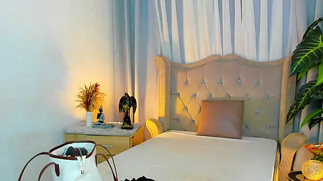 Snapshot of MistressSatisfactionOnTop chatting on November 3, 12:35 am MistressSatisfactionOnTop online show from November 3, 12:35 am