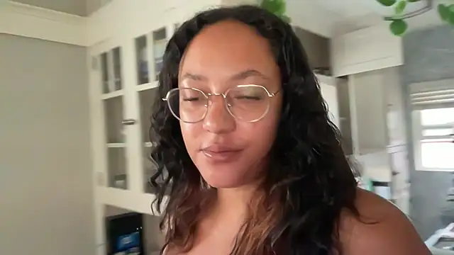 dreamyriri online show from April 8, 3:12 pm