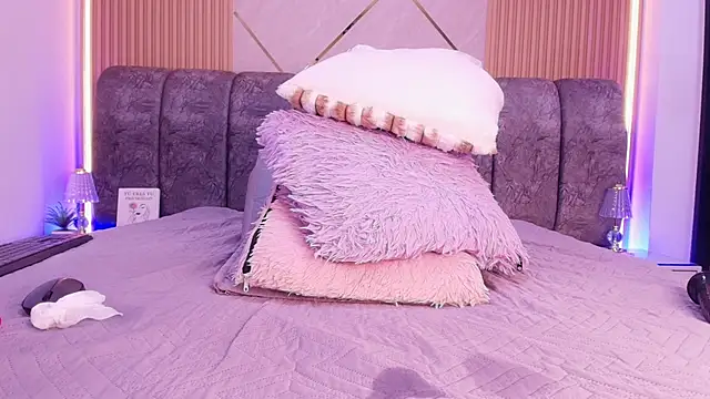 naia blessed online show from April 17, 10:57 pm