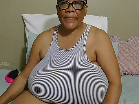 Snapshot of DairyQueen2 chatting on May 4, 10:06 pm DairyQueen2 online show from May 4, 10:06 pm