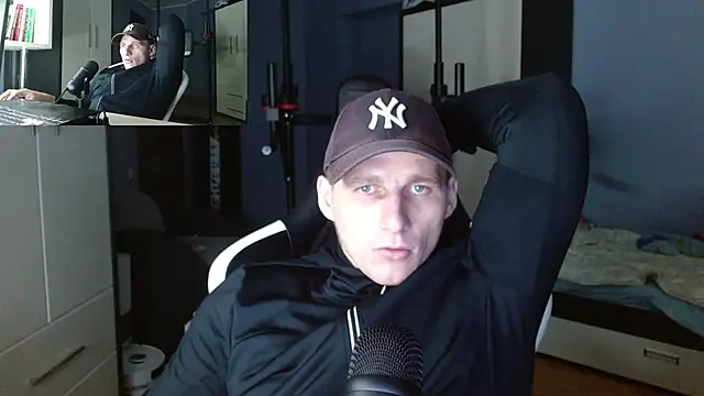 Snapshot of PoliglotJoe chatting on October 11, 12:32 am PoliglotJoe online show from October 11, 12:32 am