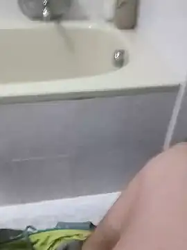 Snapshot of manuel9428 chatting on February 12, 10:15 pm manuel9428 online show from February 12, 10:15 pm