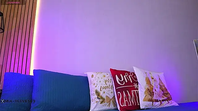 mia-reeves online show from December 4, 6:49 pm