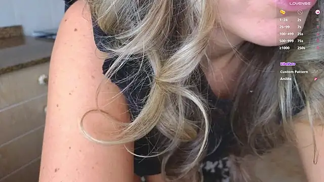 Snapshot of Lunamix chatting on January 4, 12:16 pm Lunamix online show from January 4, 12:16 pm