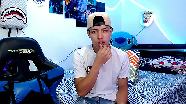 Snapshot of littleyork chatting on February 5, 4:36 pm littleyork online show from February 5, 4:36 pm