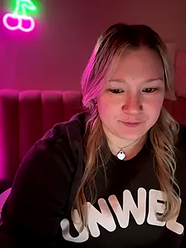 PiggyRose online show from December 14, 3:45 am