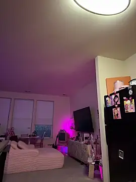 PiggyRose online show from April 7, 11:59 pm