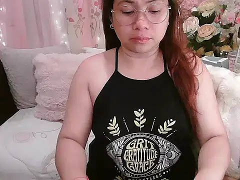 Snapshot of OhmyPinay chatting on June 10, 2:12 am OhmyPinay online show from June 10, 2:12 am