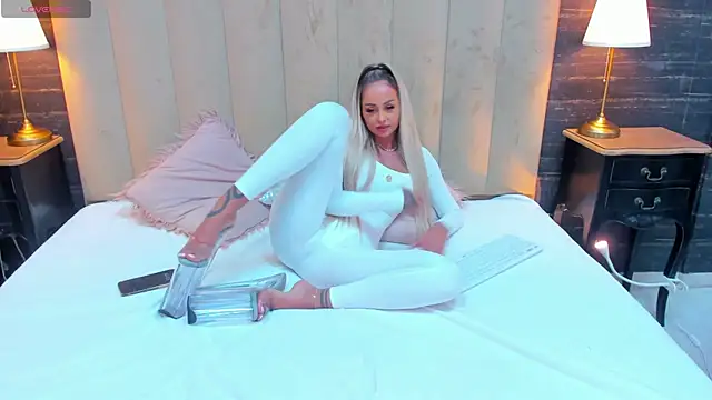 Snapshot of MelanieLexxx chatting on December 19, 6:45 pm MelanieLexxx online show from December 19, 6:45 pm