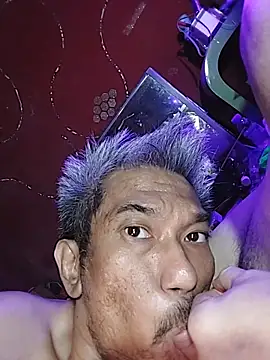 Snapshot of UncleHusz chatting on October 13, 8:09 pm UncleHusz online show from October 13, 8:09 pm