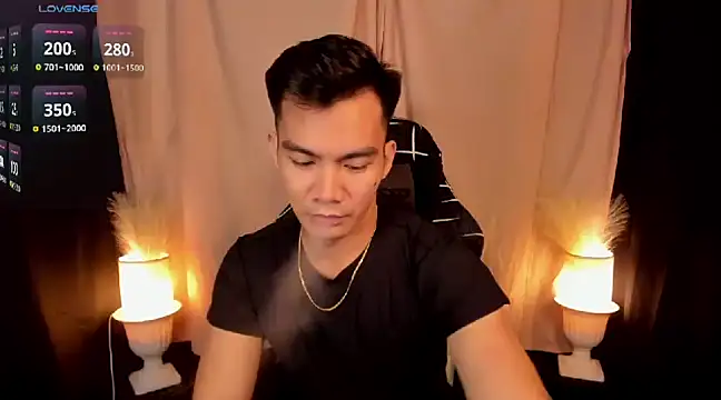 Snapshot of 000batman000 chatting on February 5, 1:22 pm 000batman000 online show from February 5, 1:22 pm