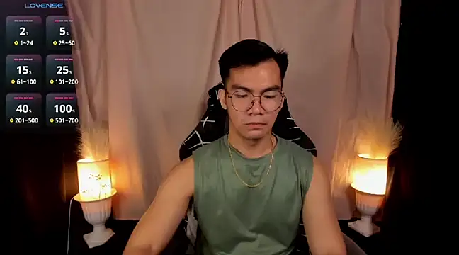 Snapshot of 000batman000 chatting on February 13, 12:57 am 000batman000 online show from February 13, 12:57 am