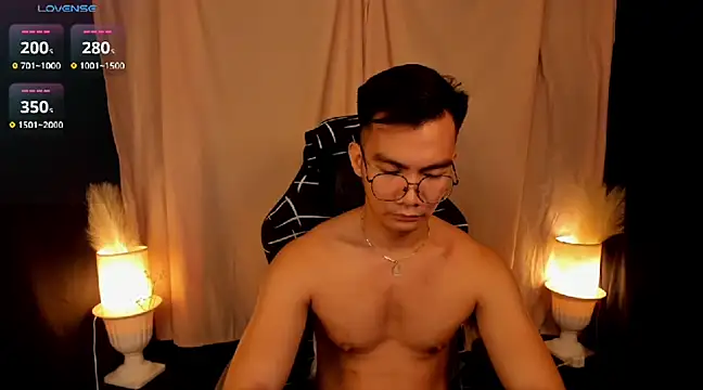 Snapshot of 000batman000 chatting on February 17, 3:36 am 000batman000 online show from February 17, 3:36 am