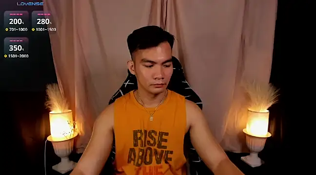 Snapshot of 000batman000 chatting on February 18, 1:33 pm 000batman000 online show from February 18, 1:33 pm