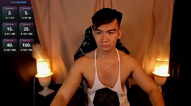 Snapshot of 000batman000 chatting on February 21, 10:28 am 000batman000 online show from February 21, 10:28 am