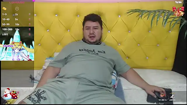 Snapshot of oso_dirty_ chatting on December 13, 5:32 pm oso dirty online show from December 13, 5:32 pm