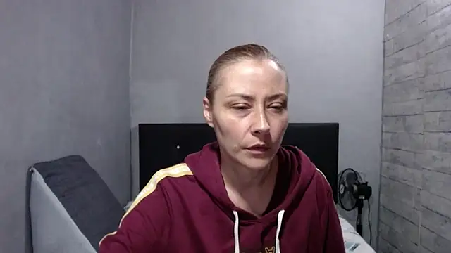 Snapshot of cataanderson_ chatting on April 7, 10:48 am cataanderson online show from April 7, 10:48 am