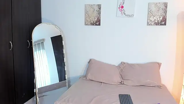 SarahCinnamon- online show from February 17, 7:20 pm