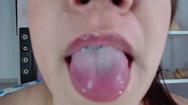 Snapshot of emiligrey_ chatting on March 2, 11:39 am emiligrey online show from March 2, 11:39 am