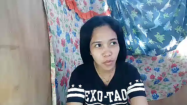 Snapshot of PinaySkinnyGirl chatting on February 21, 12:11 am PinaySkinnyGirl online show from February 21, 12:11 am