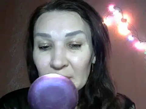 Snapshot of PrettyAndWild chatting on December 13, 5:21 pm PrettyAndWild online show from December 13, 5:21 pm