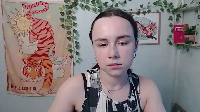 Snapshot of VeryVeryVeryShy_ chatting on June 20, 5:43 am VeryVeryVeryShy online show from June 20, 5:43 am