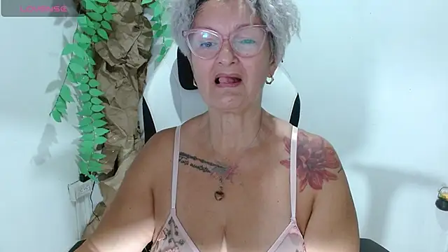Snapshot of bety-cum2 chatting on April 21, 10:45 pm bety-cum2 online show from April 21, 10:45 pm