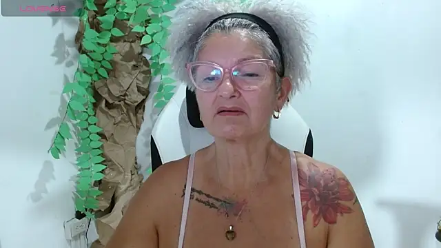 Snapshot of bety-cum2 chatting on April 22, 11:50 pm bety-cum2 online show from April 22, 11:50 pm