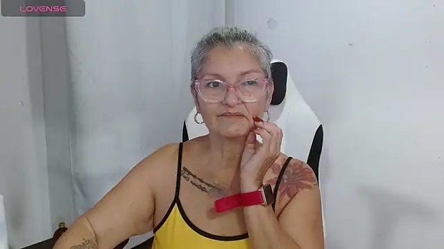 Snapshot of bety-cum2 chatting on May 2, 11:26 am bety-cum2 online show from May 2, 11:26 am