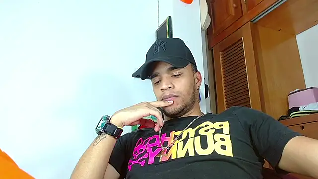 Snapshot of Bigcock_21cm_ chatting on February 12, 2:03 am Bigcock 21cm  online show from February 12, 2:03 am