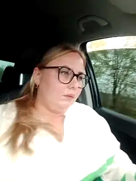 Robyn Lea online show from November 8, 12:38 pm