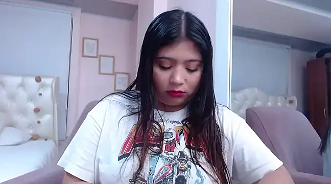 Snapshot of annylouis chatting on December 10, 1:43 am annylouis online show from December 10, 1:43 am