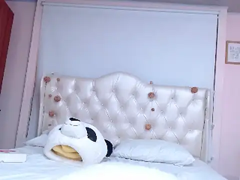 Snapshot of annylouis chatting on December 11, 4:39 am annylouis online show from December 11, 4:39 am