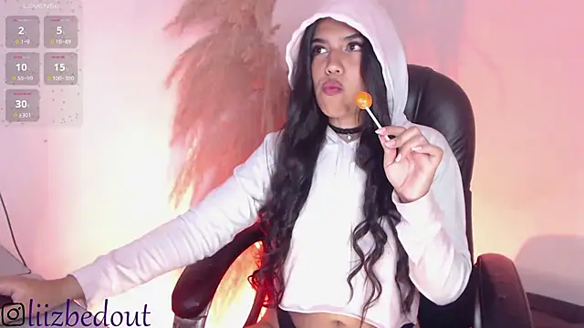 Snapshot of liz_bedoutxx chatting on November 15, 11:21 pm liz bedoutxx online show from November 15, 11:21 pm