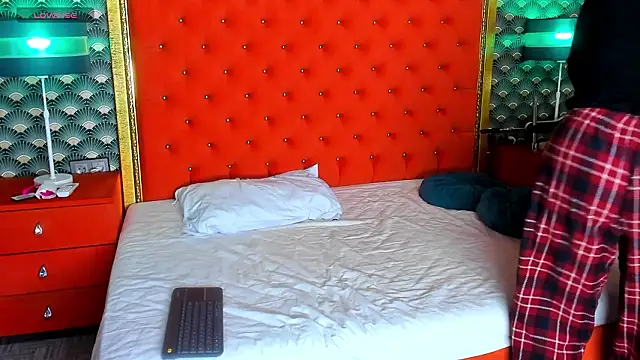 VallerieJones online show from March 7, 8:50 pm