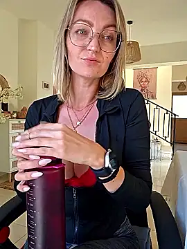 Snapshot of MissMialicious chatting on April 9, 2:33 pm MissMialicious online show from April 9, 2:33 pm