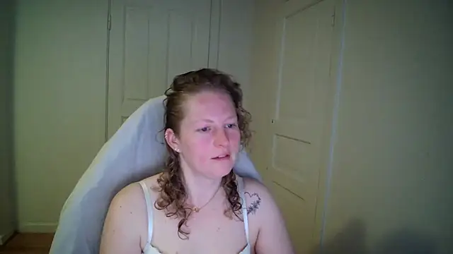 Snapshot of Girlnina-1995 chatting on April 20, 5:54 am Girlnina-1995 online show from April 20, 5:54 am