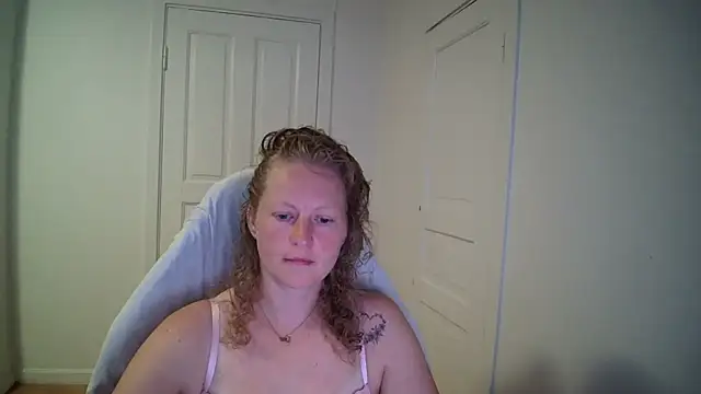 Snapshot of Girlnina-1995 chatting on July 13, 7:11 am Girlnina-1995 online show from July 13, 7:11 am