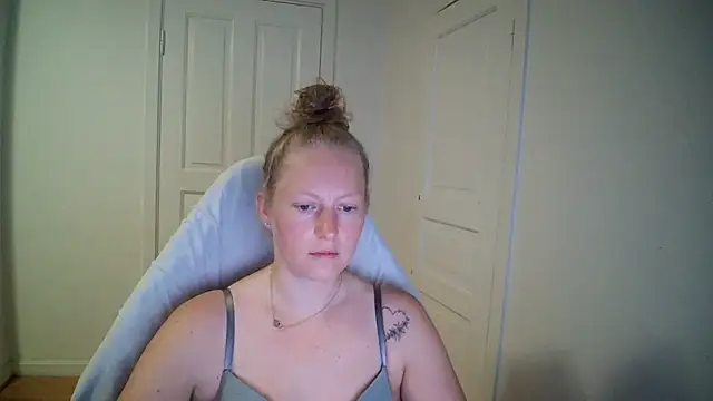 Snapshot of Girlnina-1995 chatting on July 14, 5:56 am Girlnina-1995 online show from July 14, 5:56 am