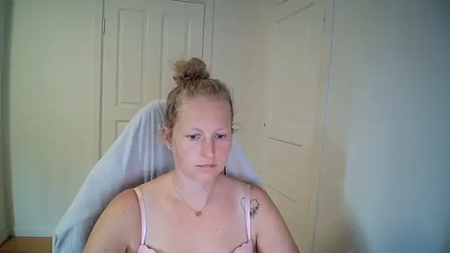 Snapshot of Girlnina-1995 chatting on July 20, 10:29 am Girlnina-1995 online show from July 20, 10:29 am