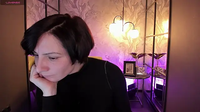 Snapshot of LorenDaze chatting on February 13, 7:37 am LorenDaze online show from February 13, 7:37 am