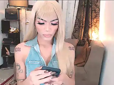 Snapshot of ELLIZABETHFORCUMXX chatting on February 5, 9:36 am ELLIZABETHFORCUMXX online show from February 5, 9:36 am