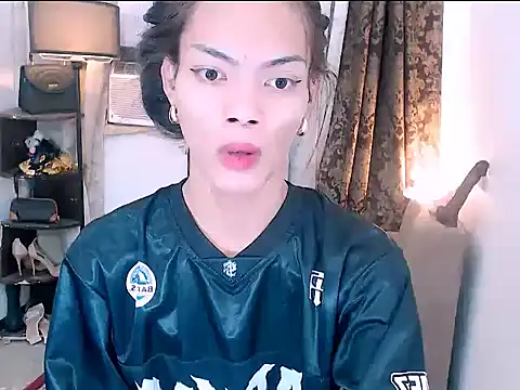 Snapshot of ELLIZABETHFORCUMXX chatting on February 9, 2:43 pm ELLIZABETHFORCUMXX online show from February 9, 2:43 pm