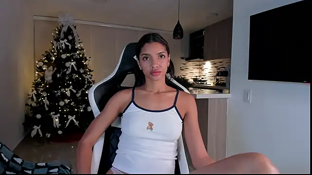 liagirl cute online show from December 18, 5:35 am